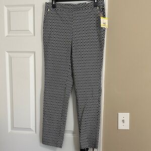 Anne Klein Size M probably 8 
Black and White Geometric Print Pants